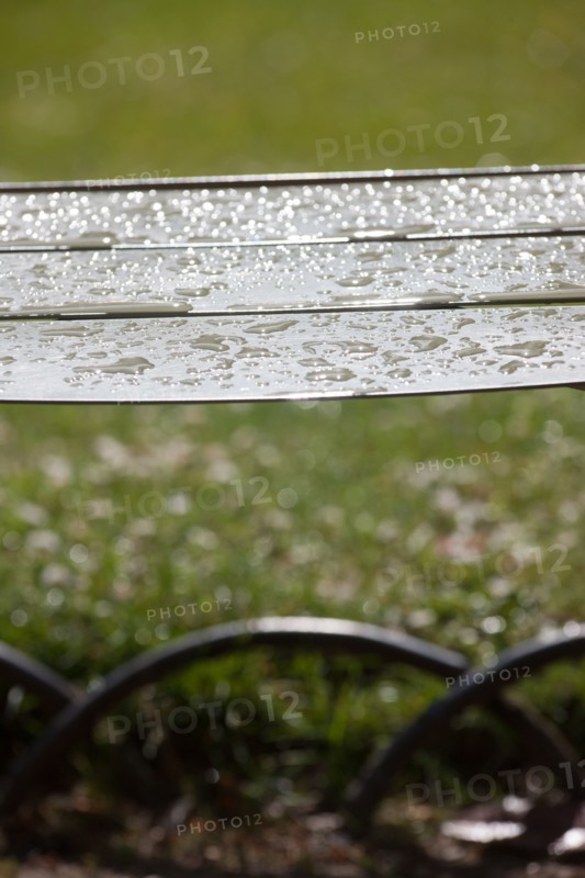 France, Région Ile de France, Paris 6e arrondissement, Jardin du Luxembourg, chaises après la pluie,