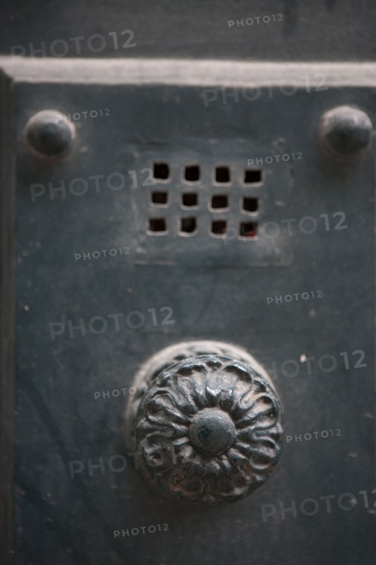 France, Région Ile de France, Paris 6e arrondissement, Rue Servandoni, détail bouton et grille d'une porte d'entrée