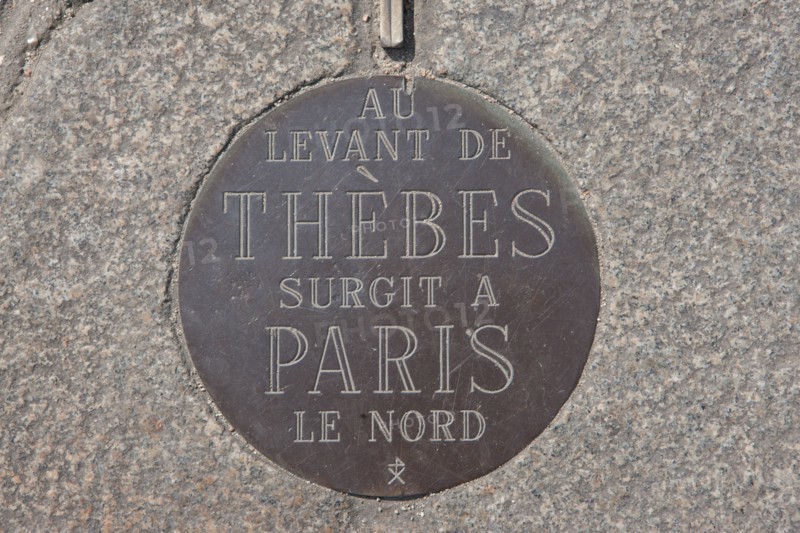 France, Région Ile de France, Paris 8e arrondissement, Place de la Concorde, cadran solaire géant, plaque "Au levant de Thèbes, surgit à Paris le Nord"