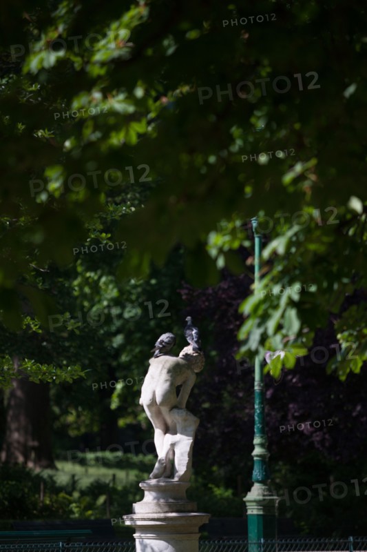 France, Région Ile de France, Paris 8e arrondissement, Parc Monceau, détail sculpture, éphèbe et pigeons,