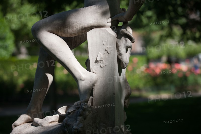 France, Région Ile de France, Paris 8e arrondissement, Parc Monceau, détail sculpture, éphèbe et pigeons,