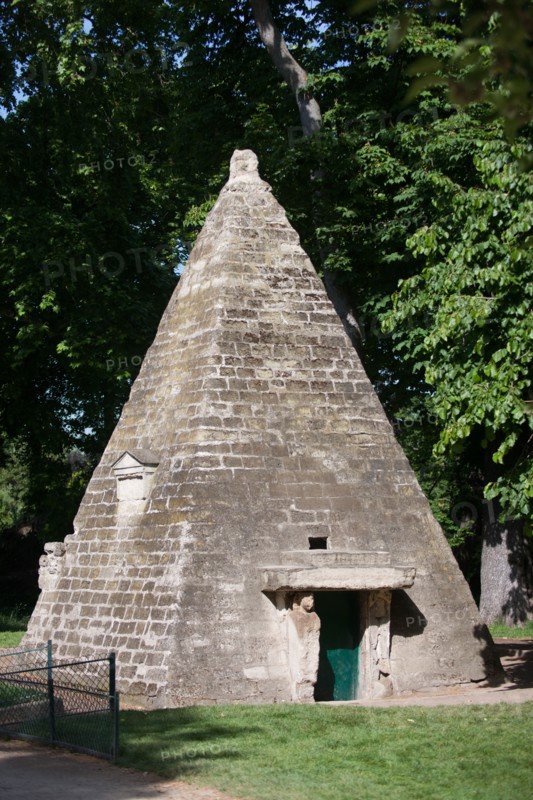 France, Région Ile de France, Paris 8e arrondissement, Parc Monceau, pyramide, fabrique, égyptomanie,