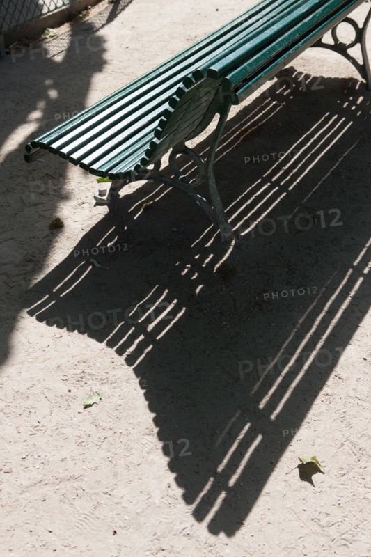 France, Région Ile de France, Paris 8e arrondissement, Parc Monceau, banc public et son ombre