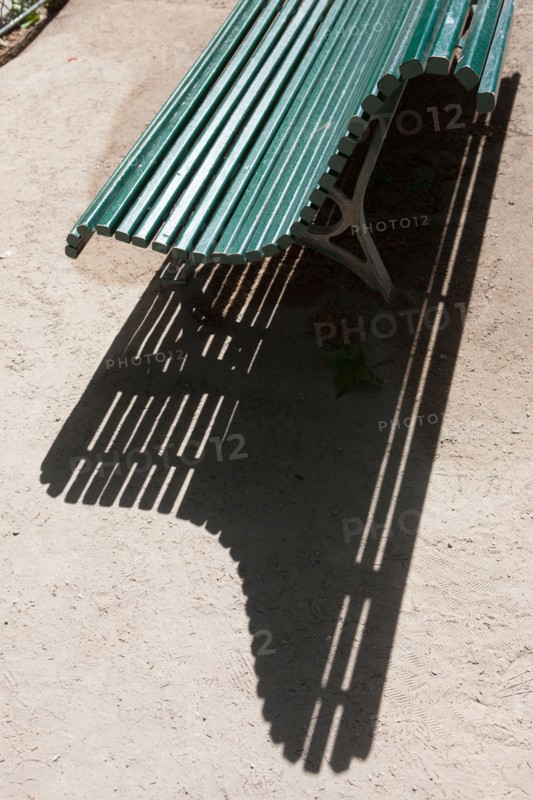France, Région Ile de France, Paris 8e arrondissement, Parc Monceau, banc public et son ombre