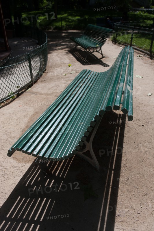 France, Région Ile de France, Paris 8e arrondissement, Parc Monceau, banc public et son ombre