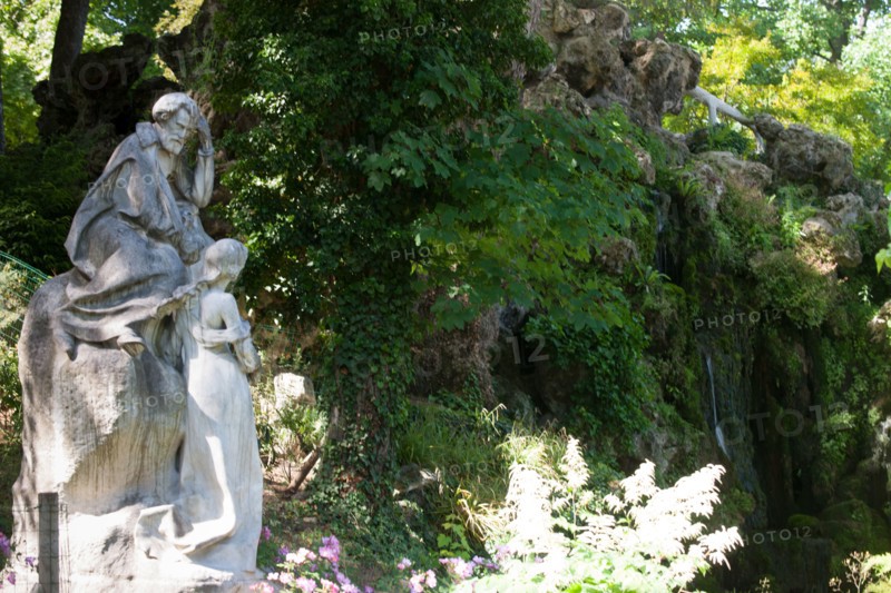 France, Région Ile de France, Paris 8e arrondissement, Parc Monceau, statue, sculpture, Victor Hugo,
