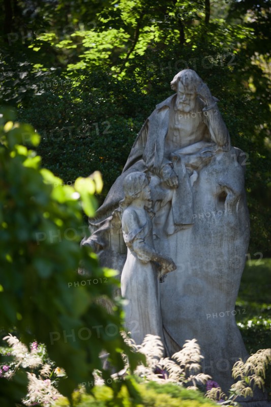 France, Région Ile de France, Paris 8e arrondissement, Parc Monceau, statue, sculpture, Victor Hugo,