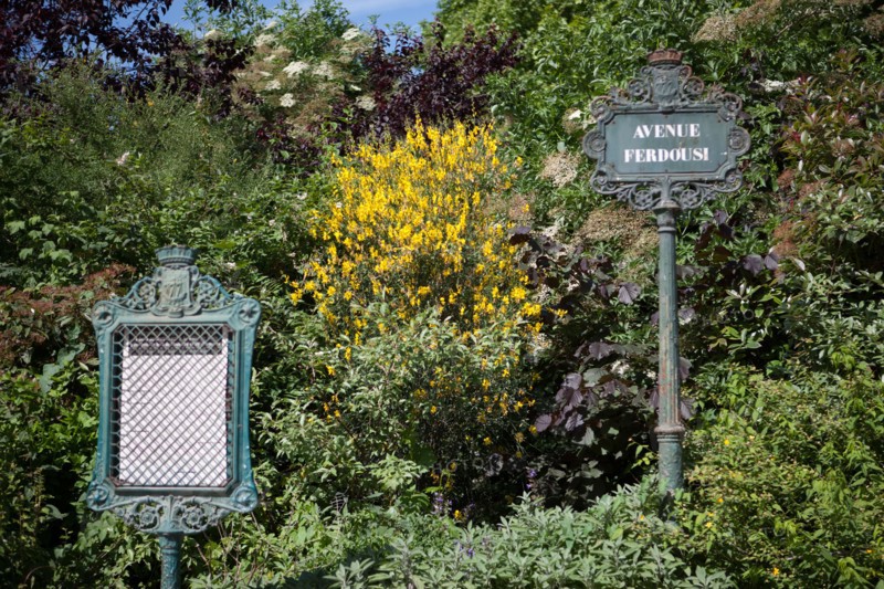 France, Région Ile de France, Paris 8e arrondissement, Parc Monceau, panneaux et lampadaire,