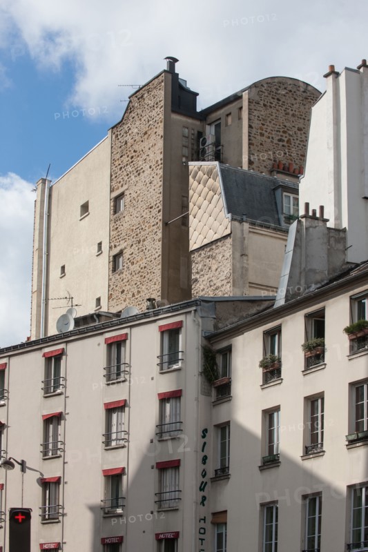 France, Région Ile de France, Paris 10e arrondissement, Rue Sibour, pignons qui apparaissent derrière l'hôtel,