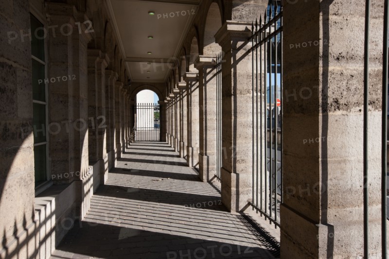 France, Région Ile de France, Paris 12e arrondissement, Quai de Bercy, jeu d'ombre et de lumière avec les grilles face au Ministère des Finances,