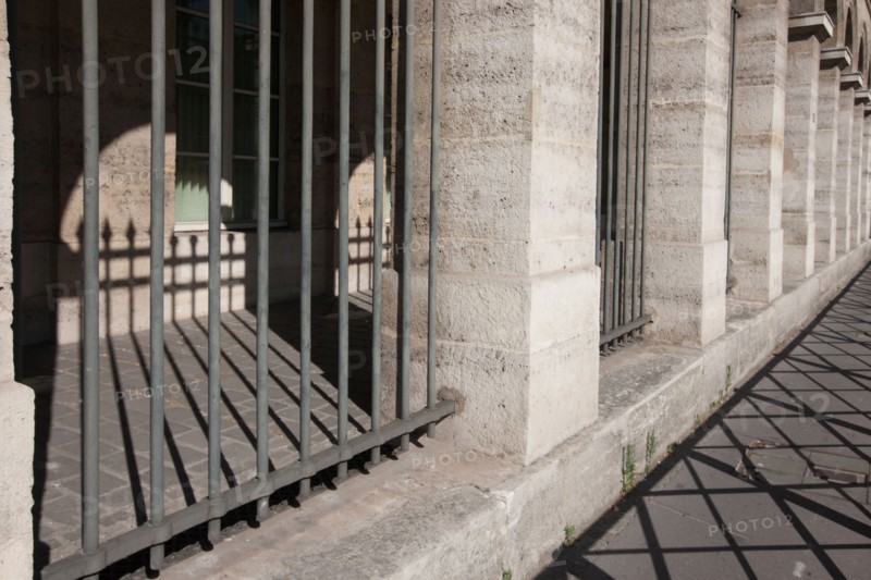 France, Région Ile de France, Paris 12e arrondissement, Quai de Bercy, jeu d'ombre et de lumière avec les grilles face au Ministère des Finances,
