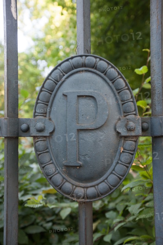 France, Région Ile de France, Paris 12e arrondissement, Parc de Bercy, grille, monogramme P comme Paris,