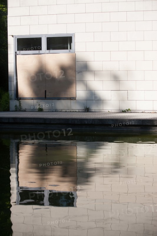 France, Région Ile de France, Paris 12e arrondissement, Parc de Bercy, maison du parc et étang, reflets