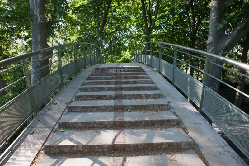 France, Région Ile de France, Paris 12e arrondissement, Parc de Bercy, escalier et passerelle qui enjambe la rue entre les deux parties du parc,