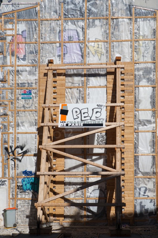 France, Région Ile de France, Paris 18e arrondissement, Montmartre, parcelle en chantier, depuis les escaliers de la rue Drevet,