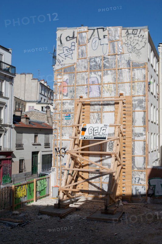 France, Région Ile de France, Paris 18e arrondissement, Montmartre, parcelle en chantier, depuis les escaliers de la rue Drevet,