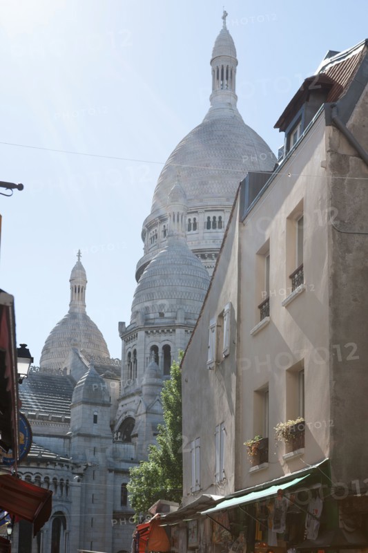 France, Région Ile de France, Paris 18e arrondissement, Montmartre, Rue du Chevalier de la Barre, boutiques et touristes,