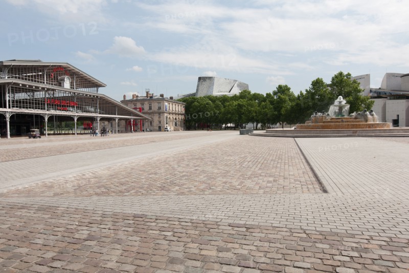 France, Région Ile de France, Paris 19e arrondissement, Parc de la Villette, fontaine des Lions de Nubie, grande halle et Philarmonie,