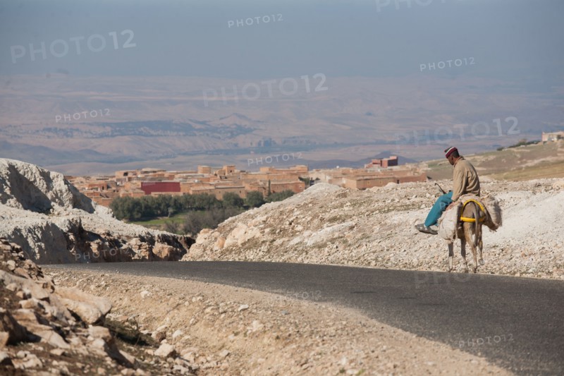 Afrique du nord, Maroc, Marrakech, pied du Haut Atlas, route d'Amizmiz, en direction de Sidi Brahim, paysan chevauchant un âne,