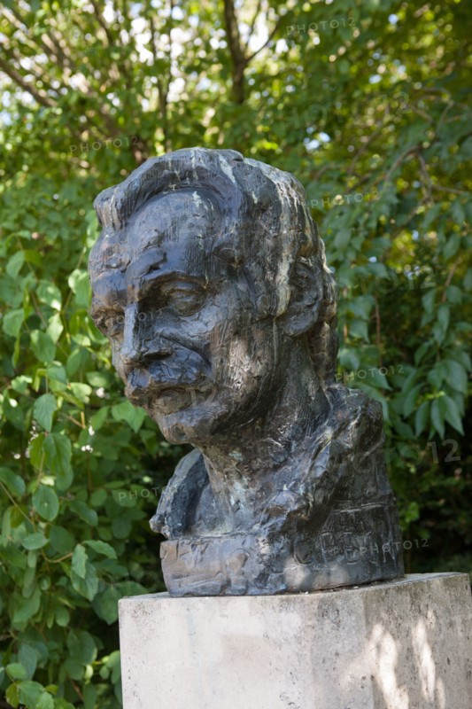 Parc Georges Brassens, Buste De Georges Brassens par Le Sculpteur Andre Greck