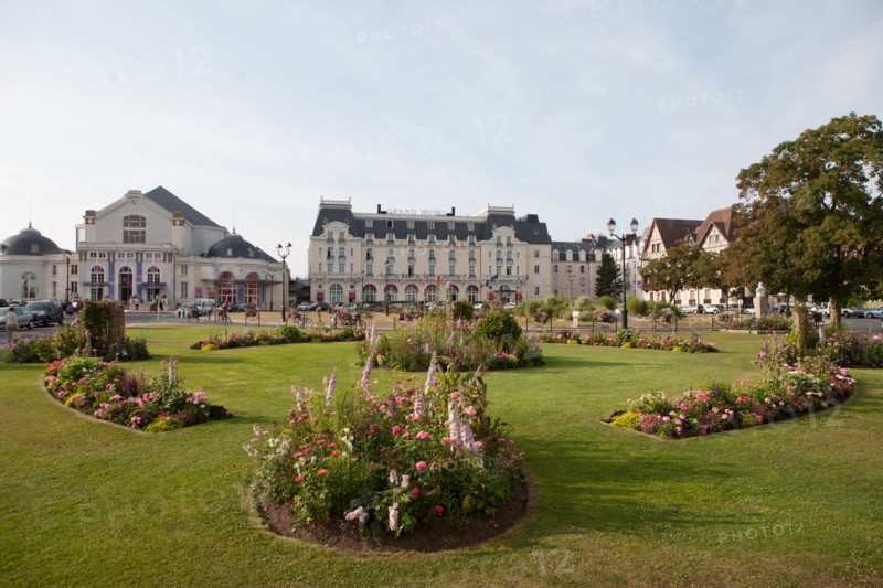 Cabourg, Place Du Casino Et Grand Hôtel