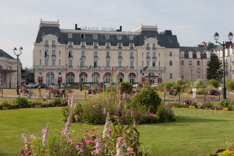 Cabourg, Place Du Casino Et Grand Hôtel
