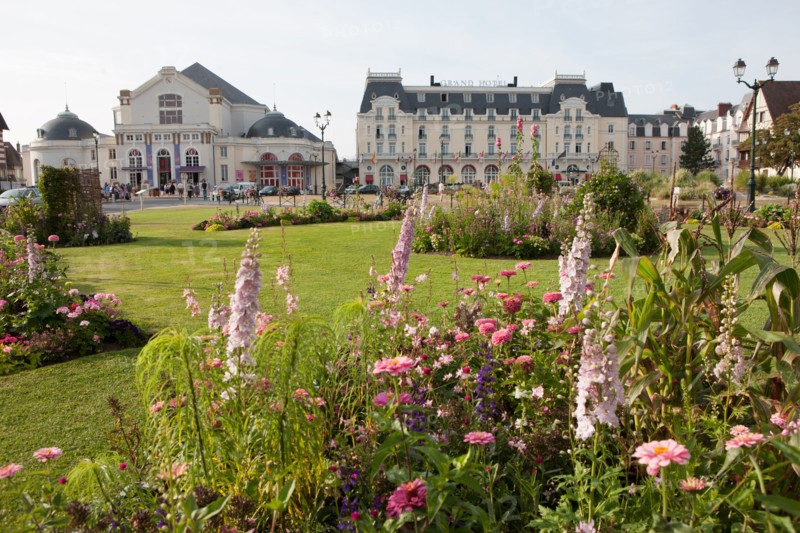 Cabourg, Place Du Casino Et Grand Hôtel