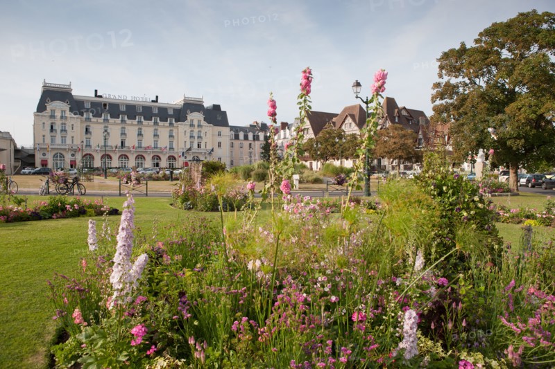 Cabourg, Place Du Casino Et Grand Hôtel
