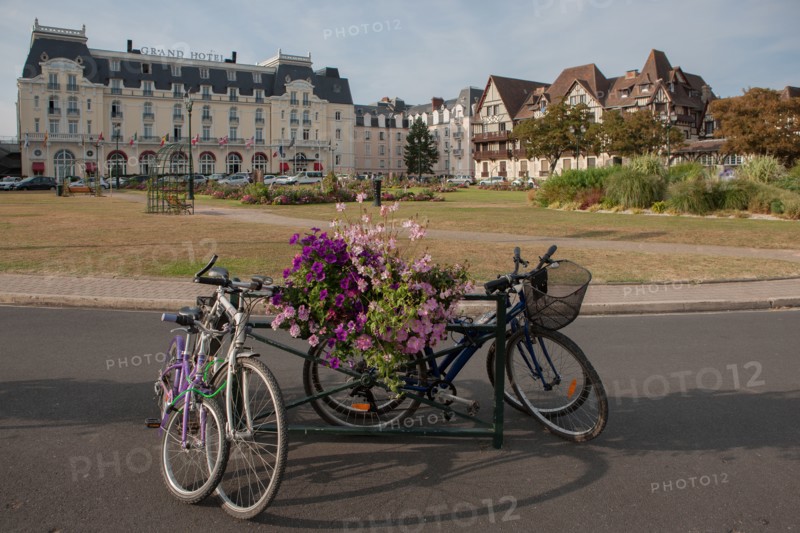Cabourg, Place Du Casino Et Grand Hôtel