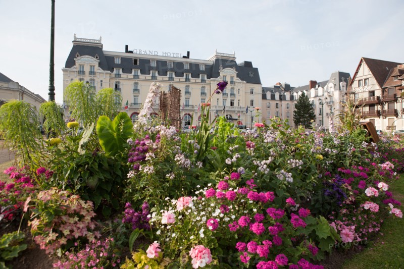 Cabourg, Place Du Casino Et Grand Hôtel