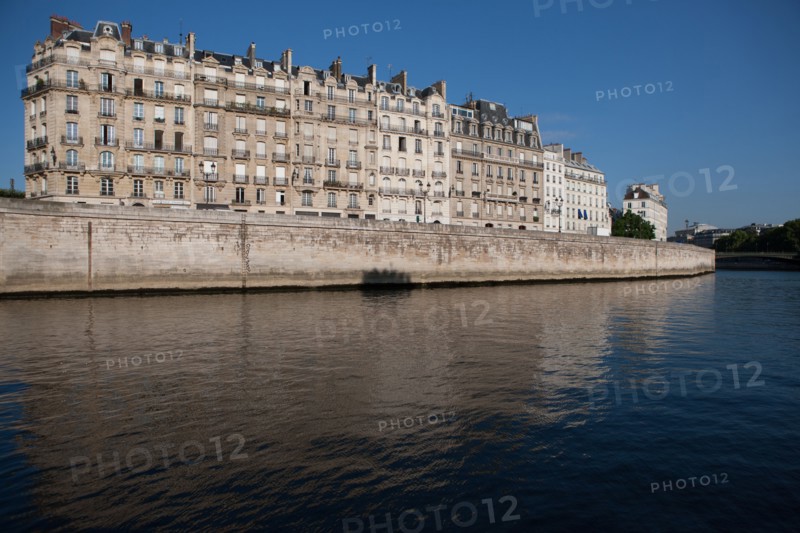 L'Ile De La Cité, Quai Aux Flleurs Depuis le quai D'Orleans