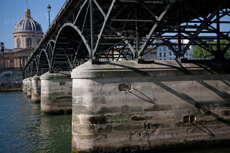 Quai Francois Mitterrand (Quai Des Tuileries) Berges de Seine, Pont Des Arts Et Institut de France, Quai De Conti En Face