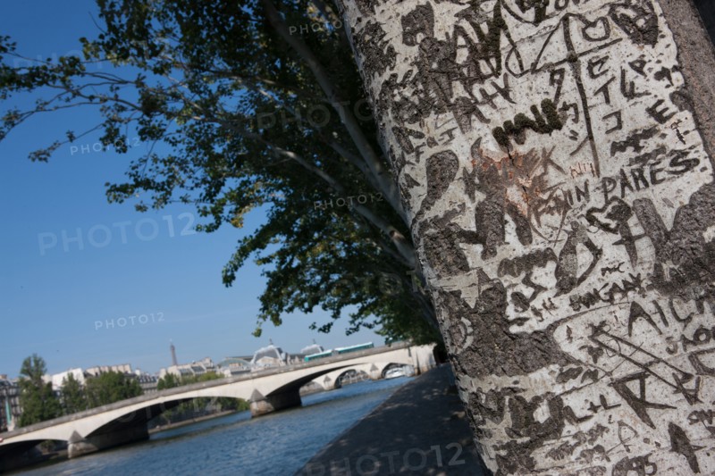 Quai Francois Mitterrand (Quai Des Tuileries) Berges de Seine, Arbre Grave De Messages D'Amour