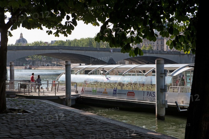 Quai Francois Mitterrand (Quai Des Tuileries) Berges de Seine, Embarcadere Batobus