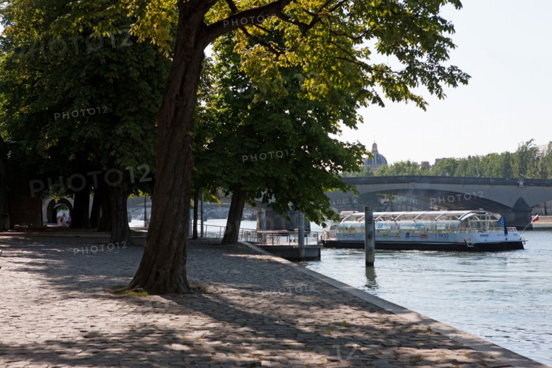 Quai Francois Mitterrand (Quai Des Tuileries) Berges de Seine, Embarcadere Batobus