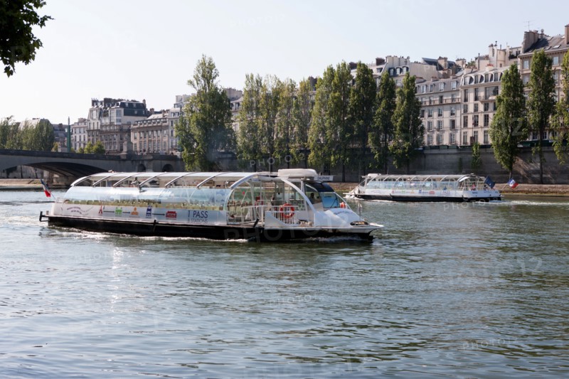 Quai Francois Mitterrand (Quai Des Tuileries) Berges de Seine, Embarcadere Batobus