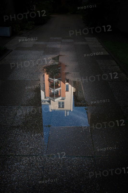 Montparnasse, Detail D'Un Reflet Dans Une Flaque D'Eau
