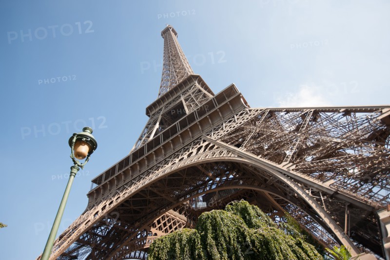 Tour Eiffel, Bassin Au Pied De La Tour
