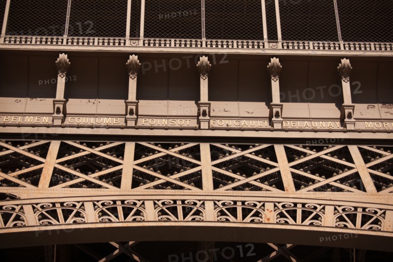 Tour Eiffel, Detail Des Motifs Au Niveau Du 1er Etage