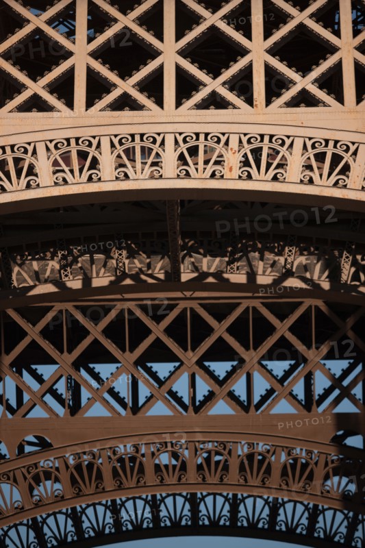 Tour Eiffel, Detail Des Motifs Au Niveau Du 1er Etage