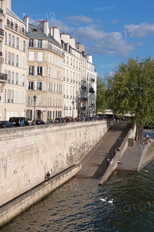 Ile Saint Louis, vue sur le quai De Bethune Et La Seine