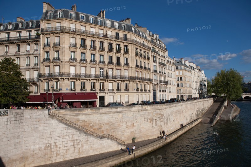 Ile Saint Louis, vue sur le quai De Bethune Et La Seine