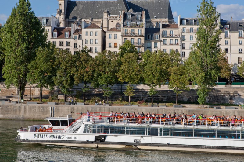 Ile Saint Louis, vue sur Les Facades du Quai de l'Hôtel De Ville Depuis le quai De Bourbon