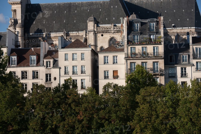 Ile Saint Louis, vue sur Les Facades du Quai de l'Hôtel De Ville Depuis le quai De Bourbon