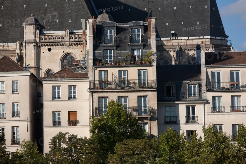 Ile Saint Louis, vue sur Les Facades du Quai de l'Hôtel De Ville Depuis le quai De Bourbon
