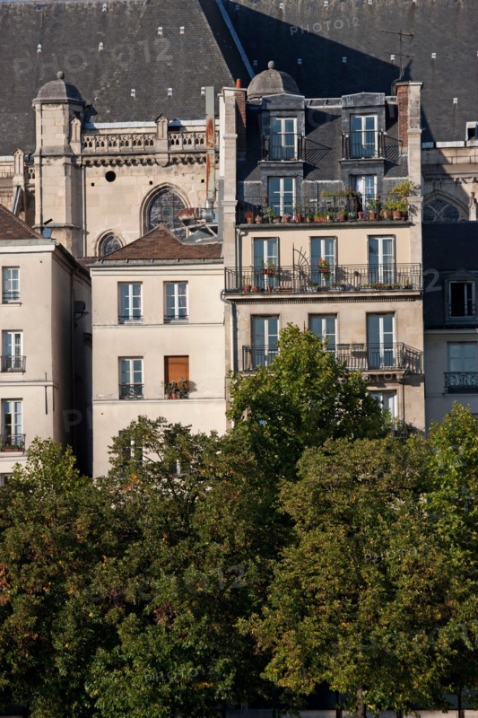 Ile Saint Louis, vue sur Les Facades du Quai de l'Hôtel De Ville Depuis le quai De Bourbon