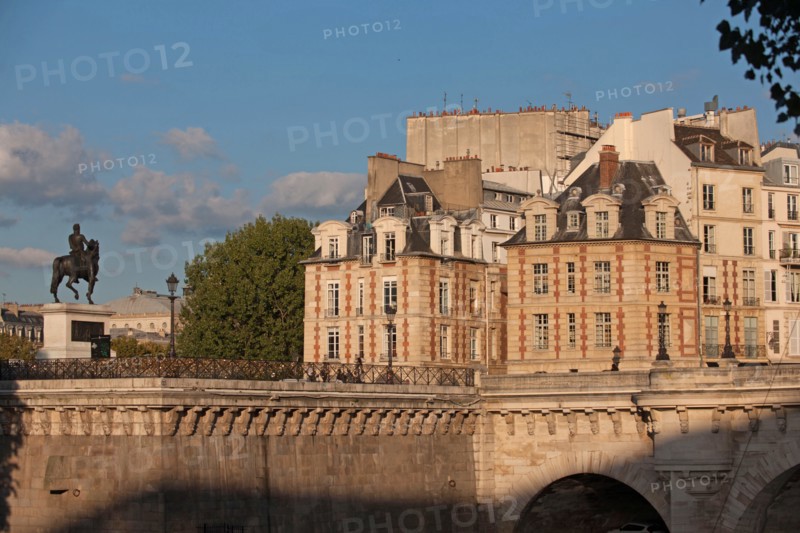 Ile De La Cite, Pavillons de la Place Dauphine donnant sur Le Pont Neuf