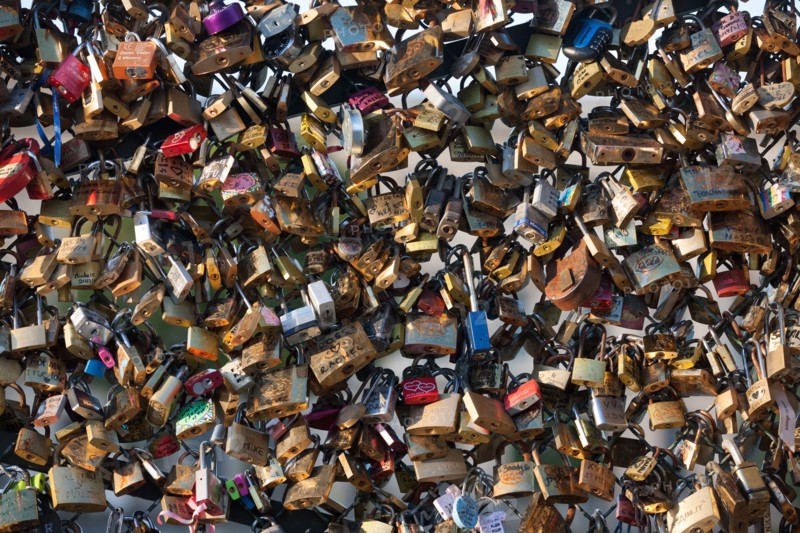 Pont Des Arts, Cadenas d'Amour Sur Les Grilles
