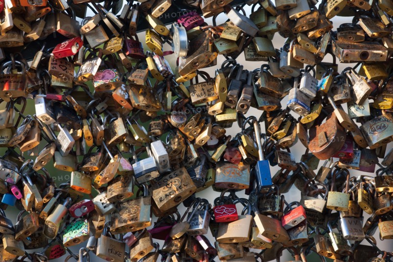 Pont Des Arts, Cadenas d'Amour Sur Les Grilles
