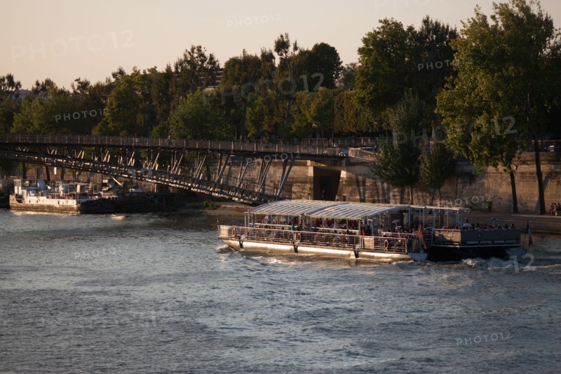 Passerelle Leopold Dedar Senghor Et Verriere Du Grand Palais,
